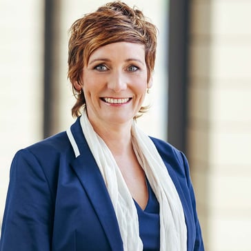 Angela Elis, Trainerin für "Wirksam kommunizieren & erfolgreich präsentieren" vor Kamera, im Video oder auf der Bühne. Weitere Themen: Botschaften, Persönlichkeit, Stimme, Lampenfieber