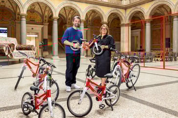 woom Gründer Christian Bezdeka mit MAK Direktorin Lilli Hollein © woom GmbH