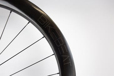 Die Felgen des Maßstab AERO zeichnen sich durch ihre Leichtigkeit und außergewöhnliche Steifigkeit aus.