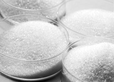 Der Einsatz der Marker-Substanzen ermöglicht die unsichtbare Kennzeichnung von Naturkautschuk mit Informationen zu seiner geografischen Herkunft.