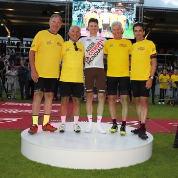 Rad-Helden aus Tirol (v.r.) Thomas Rohregger, Helmut Wechselberger, Felix Gall und Wolfgang Steinmayr mit Ski-Legende Franz Klammer (ganz links) ©Sabine Jacob
