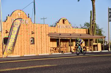 Nicole Reist Ultracycling RaceAcrossAmerica 2022, Saloon ©Foto: Noah Diesing