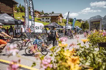 Im Event Village wird den Familien Vieles geboten Copyright Arosa Tourismus / Veit Fritz