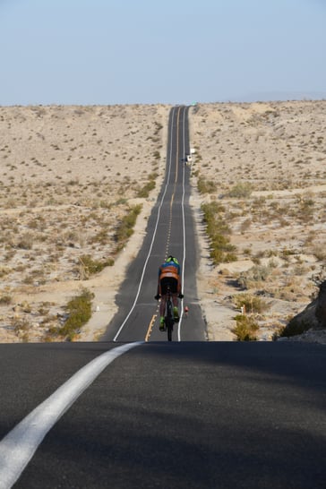 Nicole Reist Ultracycling RaceAcrossAmerica 2022, 30 km geradeaus ©Foto: Noah Diesing