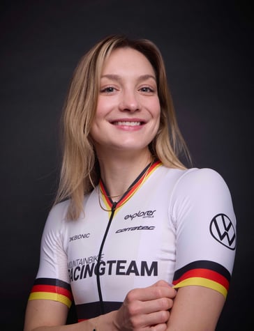 corratec Racingteam Fahrerin Marion Fromberger krönt ihr Jahr mit dem Gesamtsieg im UCI Mountainbike Eliminator Worldcup 2025 © corratec