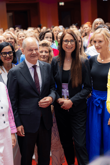 Christina Diem-Puello neben Bundeskanzler Olaf Scholz (Quelle: DD Deutsche Dienstrad GmbH, Fotograf: Julian Schiemann)