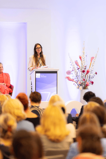 Christina Diem-Puello bei der Rede vor VertreterInnen des Verband deutscher Unternehmerinnen (Quelle: DD Deutsche Dienstrad GmbH, Fotograf: Julian Schiemann)