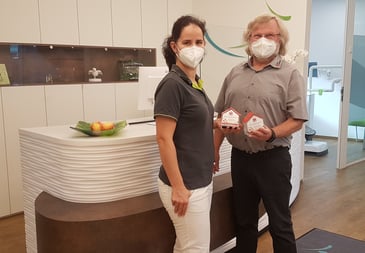 497 Euro kamen am Tag, der offenen Tür 25.09.2021 und 01.102021 von Patienten/in, sowie Zahnarztkollegen/in zusammen. Herzlichen Dank für die Geldspenden. Frau Dr. Schuster übergibt Herrn Eifert die Spendendosen. Bilder Copyright Ulmer Herzkinder e.V.