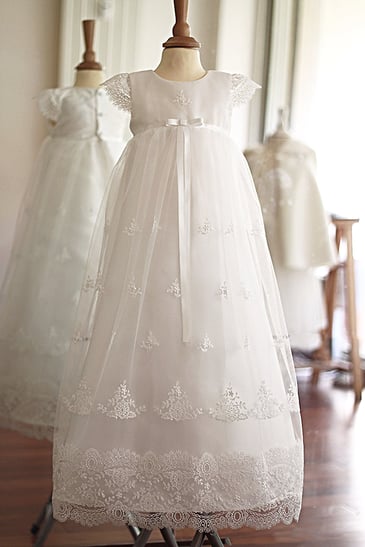 Robe baptême bébé traditionnelle longue manches courtes, soie et dentelle blanche. Modèle robe baptême longue bébé fille Ilona, Fil de Légende. Magasin vêtements baptême Paris, Neuilly-sur-Seine. Envoi dans toute la France, en Europe et dans le monde. 