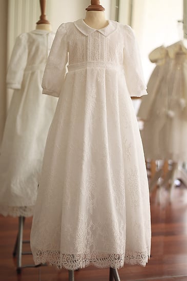 Robe baptême longue traditionnelle en dentelle bébé mixte garçon ou fille. Modèle robe baptême bébé Loïs, Fil de Légende. Magasin vêtements baptême Paris, Neuilly-sur-Seine. Envois dans toute la France.