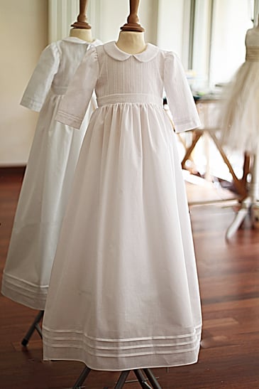 Robe baptême bébé mixte en voile de coton blanc. Robe fait-main dans l'atelier Fil de Légende à Neuilly-sur-Seine. Envois dans toute la France.