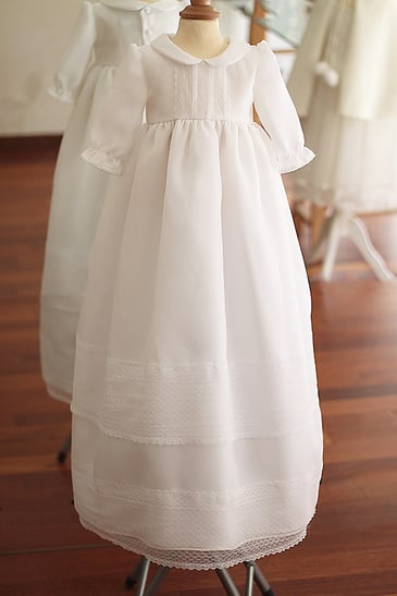 Robe de baptême longue bébé garçon Victor en organza de soie et dentelle de Calais. Fait-main en France. Atelier Fil de Légende à Neuilly-sur-Seine. Envois dans toute la France. Magasin baptême Paris, Ile de France.