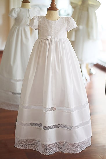 Robe baptême bébé fille Emma en coton et dentelle italienne blanche. Modèle robe de baptême bébé Emma, Fil de Légende. Magasin vêtements baptême Paris, Neuilly-sur-Seine. Envois dans toute la France. Magasin baptême Paris, Ile de France.