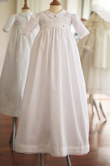 Robe de baptême longue bébé garçon en piqué de coton blanc et dentelle de coton. Modèle de robe de baptême Gabriel par Fil de Légende. Magasin vêtements baptême Paris, Neuilly-sur-Seine. Expédition en France et à l'international.