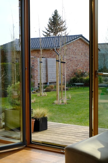 dieartigeGARTEN // März, Wintergarten - Gartenblick: Apfelbaum+Lenzrose+Narzissen