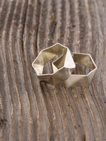 Das falten von Origami faszinieret mich, so entstanden diese Dreieck Kollektion auch das brechen des Lichtes spiegelt das licht immer wieder anders was einen einzigartigen Glanz entstehen lässt. angefertigt im Atelier von Iela Scherrer in Schaffhausen.