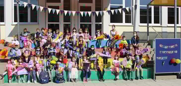 Unsere neuen Schulkinder mit ihren Lehrerinnen Pia Kindler (1a) und Stephanie Attenberger (1b)
