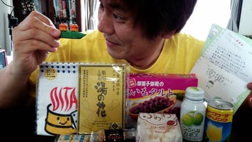 たくさんのおみやげに手紙「魔除けのシーサー」手にし、嬉しがる塾超