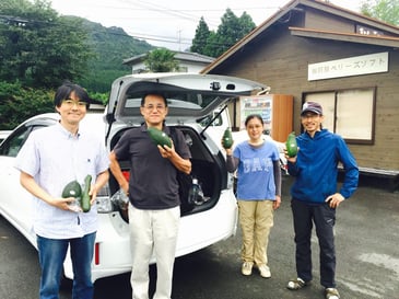 購入したズッキーニを手に南阿蘇村のみなさんと！