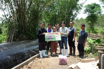 バイオガスを設置した農家の方を中心にチェンマイ大学のみなさんと