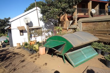 果物を乾燥させて長期貯蔵を可能にするソーラードライヤー試作機