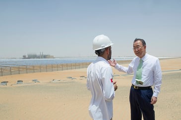 アラブ首長国連邦のソーラー発電施設を訪問した前国連事務総長潘基文氏 CC BY-NC-ND 2.0 / United Nations Photo