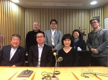 広島認知症予防研究会下山先生、「とくモリ歌謡サタデー」のスタッフとともに