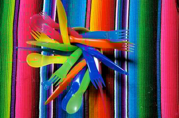 使い捨て食器は日本でも生分解性になるか!? cotaro70s CC BY-ND 2.0