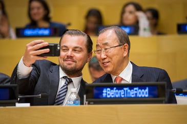 気候変動の脅威を訴える映画『地球が壊れる前に』の試写会に出席した国連の潘基文事務総長とレオナルド・ディカプリオさん UN Photo/Rick Bajornas CC BY-NC-ND 2.0　