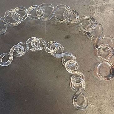 Catene in vetro di Murano realizzate a mano, ricambi originali per sospendere e decorare lampadari artigianali veneziani.