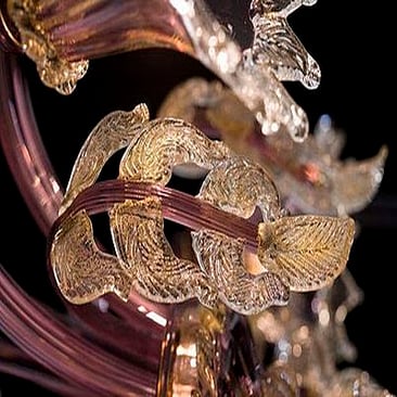 Foglie viola con oro in vetro di Murano lavorate a mano, ricambi decorativi per lampadari artigianali veneziani.