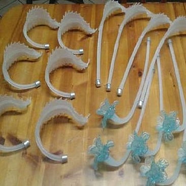 Fiori e foglie in vetro di Murano realizzati a mano, con dettagli colorati e trasparenze che valorizzano l’artigianato veneziano.