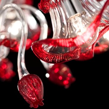 Fiore rosso Valentino in vetro di Murano soffiato a mano con dettagli eleganti e finiture artigianali veneziane.