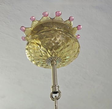 Kit rosone in vetro e catena metallica per lampadari di Murano, realizzato artigianalmente e adatto a installazioni classiche o moderne.