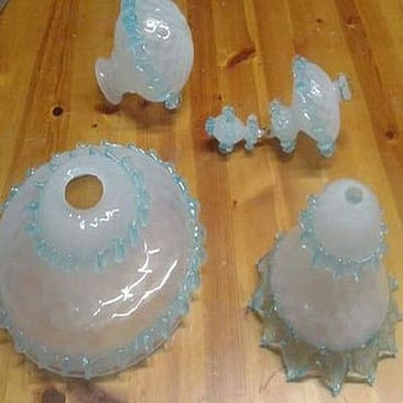 Ricambi per lampadari con fondini e corone in vetro di Murano lavorati a mano secondo la tradizione veneziana.
