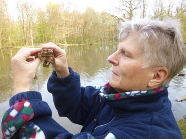 Ellen hat den Kröterich fest im Griff
