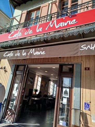 Elisabeth Augendre artiste peintre en Ariège exposé au Café de la Mairie à La Bastide de Sérou novembre 2025