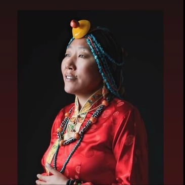 Gazom Lhamo, Mantrasingen, Mantra, Heilmantra, tibetische Lieder, traditionelle tibetische Tracht