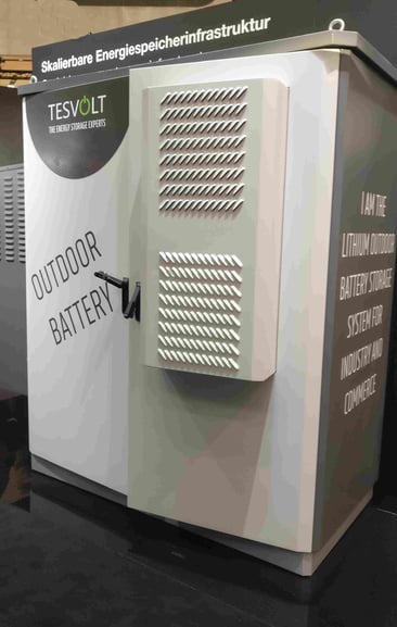 Gewerbe Stromspeicher Beispiel Firma Tesvolt Outdoor Variante Klimatisierung Akku Batterie Firmen