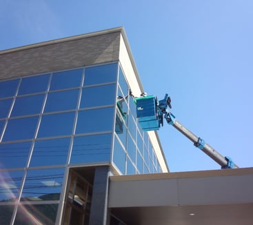 高所作業車による外部ガラス清掃作業状況