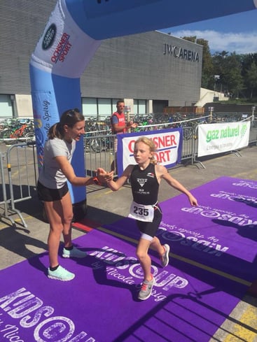Sarina Netzer spurtet auf den ersten Platz und klatscht mit Nicola Spirig im Ziel ab