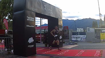 Philip Schädler als Fünfter im Ziel beim Triathlon Locarno