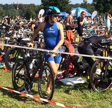 Nicole kommt mit dem Rad als Fünfte in die Wechselzone - am Ende wird sie Dritte!