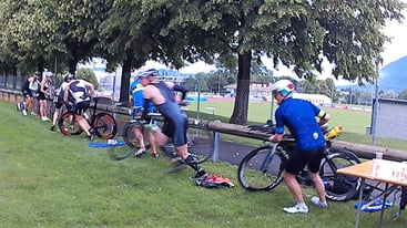 Ein für Triathleten ungewohnter "Le-Mans"-Start beim Radfahren