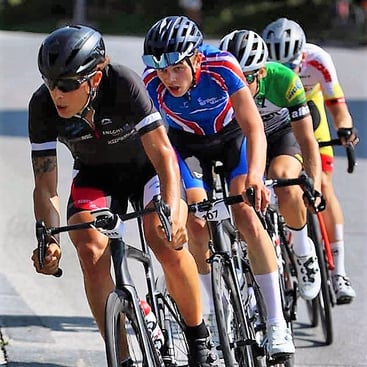Michele Paonne führt in der Verfolgergruppe beim Rad-Bergrennen Chur-Arosa