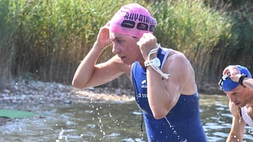 Nicole Klingler Siegerin AK W35 beim Ausstieg nach dem Schwimmen (Foto: Rhyathlon)