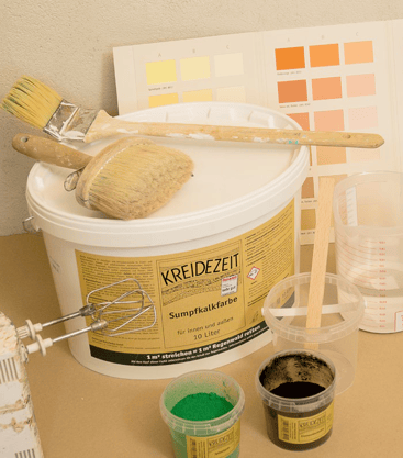 Wandfarben pigmentieren: Das Beispiel zeigt Sumpfkalkfarbe als Mischton  aus Spinellgrün und Eisenoxidschwarz, 1:1, Tönung B
