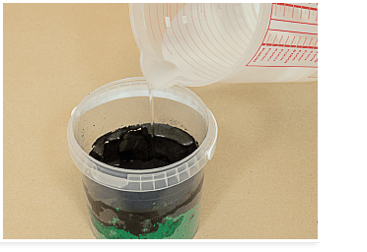 Wandfarben pigmentieren: Wasser hinzugeben (1 Teil Pigemt zu 0,5 Teile Wasser)