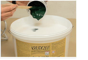 Wandfarben pigmentieren: Pigmentmischung zur Wandfarbe geben