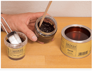 Öle und Wachse pigmentieren: Pigment mit Rührholz einarbeiten